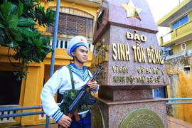 Chiến sỹ đứng gác bên cột mốc chủ quyền biển đảo thiêng liêng tại đảo Sinh Tồn Đông.