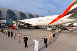 Emirates thực hiện chuyến bay với toàn bộ nhân viên được tiêm vắcxin