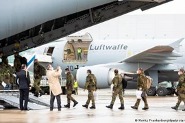 Các bác sỹ quân y lên đường làm nhiệm vụ tại Bồ Đào Nha. (Ảnh: DPA)