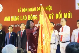 Phó Chủ tịch nước Đặng Thị Ngọc Thịnh trao tặng danh hiệu Anh hùng Lao động thời kỳ đổi mới cho tập thể Bệnh viện Nhân dân 115 TP.HCM. (Ảnh: Đinh Hằng/TTXVN)