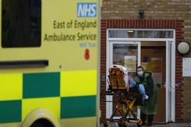 Chuyển bệnh nhân COVID-19 tới bệnh viện tại Essex, Anh. (Ảnh: AFP/TTXVN)