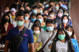 Người dân đeo khẩu trang phòng dịch COVID-19 tại Bangkok. (Ảnh: AFP/ TTXVN)