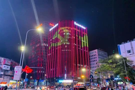 Thủ đô Hà Nội lung linh ánh đèn chào mừng Đại hội XIII