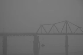 Thủ đô Hà Nội chìm trong sương mù. (Ảnh: Minh Sơn/Vietnam+)
