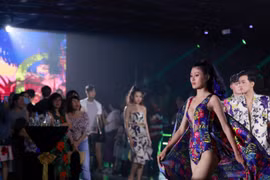Các thiết kế thời trang đậm màu sắc miền nhiệt đới. (Ảnh: Vietnam+)