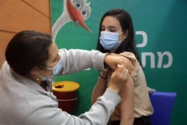 Nhân viên y tế tiêm vắcxin COVID-19 cho người dân tại Tel Aviv. (Ảnh: THX/TTXVN)