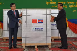 Trung Quốc viện trợ 600.000 liều vắcxin COVID-19 cho Campuchia