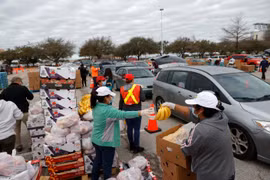 Hàng nghìn người dân Houston chờ lấy thức ăn trong thời tiết khắc nghiệt