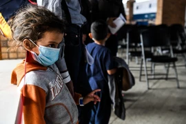 Trẻ em di cư tại một trạm xe buýt ở biên giới Mỹ-Mexico. (Ảnh: AFP/TTXVN)