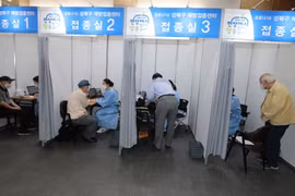 Tiêm vaccine cho người dân tại Seoul. (Ảnh: Yonhap/TTXVN)