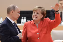 Thủ tướng Angela Merkel và Tổng thống Vladimir Putin. (Ảnh: AP)