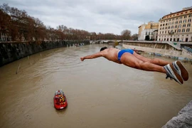 Italy: Nhảy từ trên cầu xuống sông để...mừng năm mới