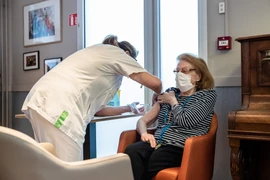 Nhân viên y tế tiêm vắcxin phòng COVID-19 cho người dân. (Ảnh: THX/TTXVN)