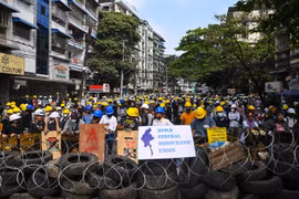 Người biểu tình tập trung tại Yangon. (Ảnh: THX/TTXVN)