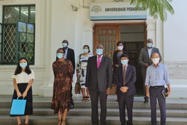 Đại sứ Lê Huy Hoàng và Giáo sư Jorge Ferrão chụp ảnh lưu niệm. (Ảnh: TTXVN phát)