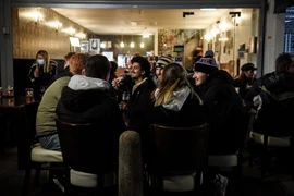 Dân Anh đua nhau tới cửa hàng ăn uống sau khi được nới phong tỏa