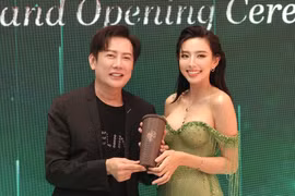 Thùy Tiên đã gửi đến Chủ tịch Miss Grand International chiếc ly thân thiện môi trường có khắc tên cô được làm từ bã càphê. (Ảnh: CTV/Vietnam+)