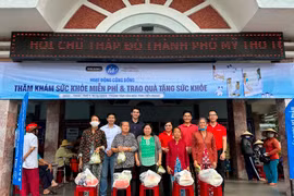 Tuấn Ngọc trao quà cho bà con Mỹ Tho. (Ảnh: CTV/Vietnam+)