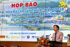 Ban tổ chức giới thiệu về chương trình lễ hội tại họp báo. (Ảnh: Mai Mai/Vietnam+)