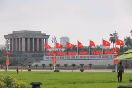 Phía trước Lăng Chủ tịch Hồ Chí Minh rực rỡ màu cờ, băngrôn cỡ lớn chào mừng 48 năm Ngày giải phóng miền Nam, thống nhất đất nước 30/4/1975-30/4/2023. (Ảnh: Hoàng Hiếu/TTXVN)