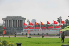Phía trước Lăng Chủ tịch Hồ Chí Minh rực rỡ màu cờ, băngrôn cỡ lớn chào mừng 48 năm Ngày giải phóng miền Nam, thống nhất đất nước 30/4/1975-30/4/2023. (Ảnh: Hoàng Hiếu/TTXVN)