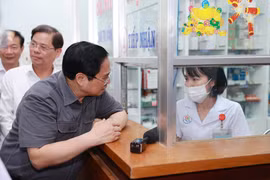 Thủ tướng Phạm Minh Chính kiểm tra tình trạng thuốc và thiết bị y tế tại Bệnh viện Đa khoa tỉnh Khánh Hòa. (Ảnh: Dương Giang/TTXVN)