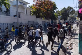 Người dân biểu tình phản đối bạo lực băng đảng ở thủ đô Port-au-Prince, Haiti. (Ảnh: AFP/TTXVN)