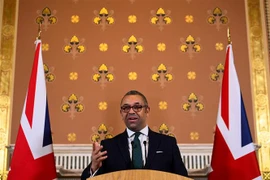 Ngoại trưởng Anh James Cleverly phát biểu với báo giới tại London. (Ảnh: AFP/TTXVN)