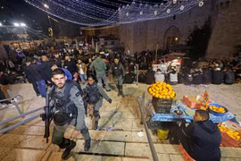 Lực lượng an ninh Israel tuần tra khi các tín đồ Hồi giáo Palestine tập trung tại Thành cổ Jerusalem trước khi bắt đầu tháng lễ Ramadan. (Ảnh: AFP/TTXVN)