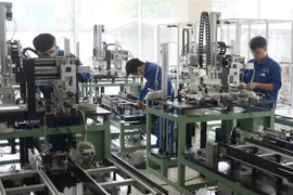 Sản phẩm máy móc, thiết bị phục vụ lĩnh vực công nghiệp hỗ trợ tại thành phố Đà Nẵng. (Ảnh: Quốc Dũng/TTXVN)