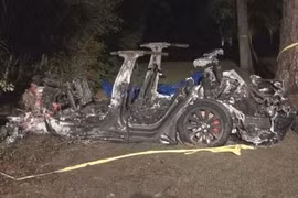 Một chiếc ôtô Tesla cháy rụi tại hiện trường vụ tai nạn ở thành phố Houston, bang Texas, Mỹ, tối 17/4/2021. (Ảnh: ABC News/TTXVN)