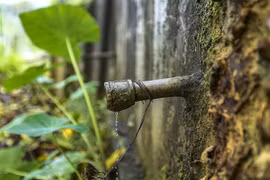 Nhiều đường ống dẫn nước bị hỏng nên người dân xóm Dưng, xã Hiền Lương (Đà Bắc, Hòa Bình) không có nước để sử dụng. (Ảnh: Trọng Đạt/TTXVN)