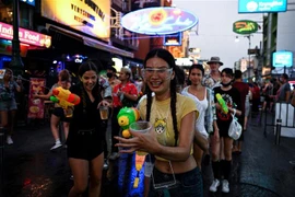 Khách du lịch và người dân địa phương vui chơi trong kỳ nghỉ Tết Songkran ở Bangkok, Thái Lan, tháng 4/2022. (Ảnh: AFP/TTXVN)