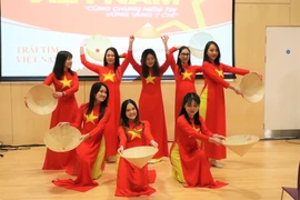 Tiết mục văn nghệ của Hội sinh viên Việt Nam tại Northampton. (Ảnh: Phong Hà/Vietnam+)