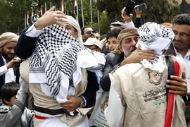 Người dân Yemen đón thân nhân được trả tự do trong cuộc trao đổi tù nhân giữa lực lượng Houthi và Chính phủ Yemen. (Ảnh: THX/TTXVN)