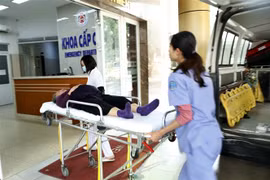 Nhân viên y tế vận chuyển người bệnh. (Ảnh: Dương Ngọc/TTXVN)