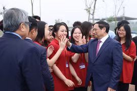 Thủ tướng Phạm Minh Chính với sinh viên Đại học Quốc gia Hà Nội cơ sở Hoà Lạc. (Ảnh: Dương Giang/TTXVN)