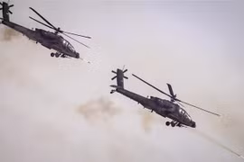 Máy bay AH-64 Apache của quân đội Mỹ tham gia tập trận ngày 30/6/2022. (Ảnh: AFP/TTXVN)
