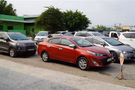 Nhiều xe mang biển số tỉnh ngoài đến đăng kiểm tại Trung tâm Đăng kiểm phương tiện cơ giới thủy, bộ Đồng Tháp. (Ảnh: Nhựt An/TTXVN)