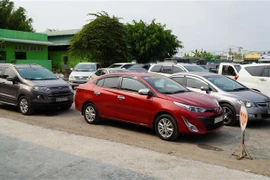 Nhiều xe mang biển số tỉnh ngoài đến đăng kiểm tại Trung tâm Đăng kiểm phương tiện cơ giới thủy, bộ Đồng Tháp. (Ảnh: Nhựt An/TTXVN)