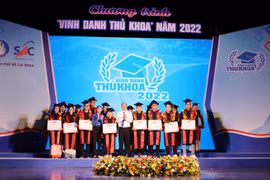 Trao bằng khen cho sinh viên có số điểm tốt nghiệp cao nhất tại các trường đại học, cao đẳng trên địa bàn. (Ảnh: Thu Hương/TTXVN)