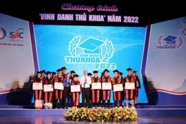 Trao bằng khen cho sinh viên có số điểm tốt nghiệp cao nhất tại các trường đại học, cao đẳng trên địa bàn. (Ảnh: Thu Hương/TTXVN)