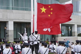 Lễ thượng cờ nhân kỷ niệm 25 năm Hong Kong được trao trả cho Trung Quốc, tại quảng trường Kim Tử Kinh. (Ảnh: AFP/TTXVN)