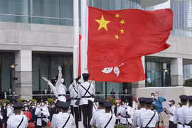 Lễ thượng cờ nhân kỷ niệm 25 năm Hong Kong được trao trả cho Trung Quốc, tại quảng trường Kim Tử Kinh. (Ảnh: AFP/TTXVN)
