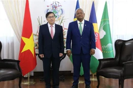 Đại sứ Việt Nam tại Mozambique kiêm nhiệm Cộng hòa Seychelles Phạm Hoàng Kim trình Thư ủy nhiệm của Chủ tịch nước lên Tổng thống Seychelles, Wavel Ramkalawan. (Ảnh: Hoàng Minh/TTXVN)
