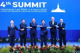 Thủ tướng Phạm Minh Chính, Thủ tướng Campuchia Samdech Hunsen, Thủ tướng Lào Sonexay Siphandone và Tổng Thư ký Văn phòng Tài nguyên nước quốc gia Thái Lan Surasri Kidti Monton cùng đại diện các nước đối tác, đối thoại chụp ảnh chung. (Ảnh: Dương Giang/TTX