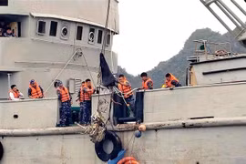 Hàng trăm cán bộ chiến sỹ của nhiều lực lượng tìm kiếm nạn nhân thứ 4 trong vụ trực thăng rơi trên vịnh Hạ Long ngày 5/4. (Ảnh: TTXVN phát)