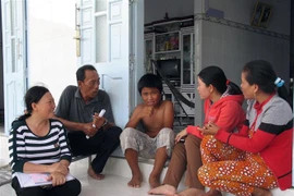 Các tổ chức đoàn thể của phường Đông Hải, thành phố Phan Rang-Tháp Chàm, vận động học sinh có hoàn cảnh khó khăn đến trường lớp học. (Ảnh: Công Thử/TTXVN)