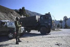 Binh sỹ Ấn Độ được triển khai gần Ranh giới kiểm soát (LoC) ở huyện Kupwara thuộc Jammu-Kashmir. (Ảnh: AFP/TTXVN)