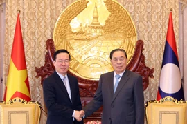 Chủ tịch nước Võ Văn Thưởng với nguyên Tổng Bí thư, Chủ tịch nước Lào Choummaly Sayasone. (Ảnh: Thống Nhất/TTXVN)